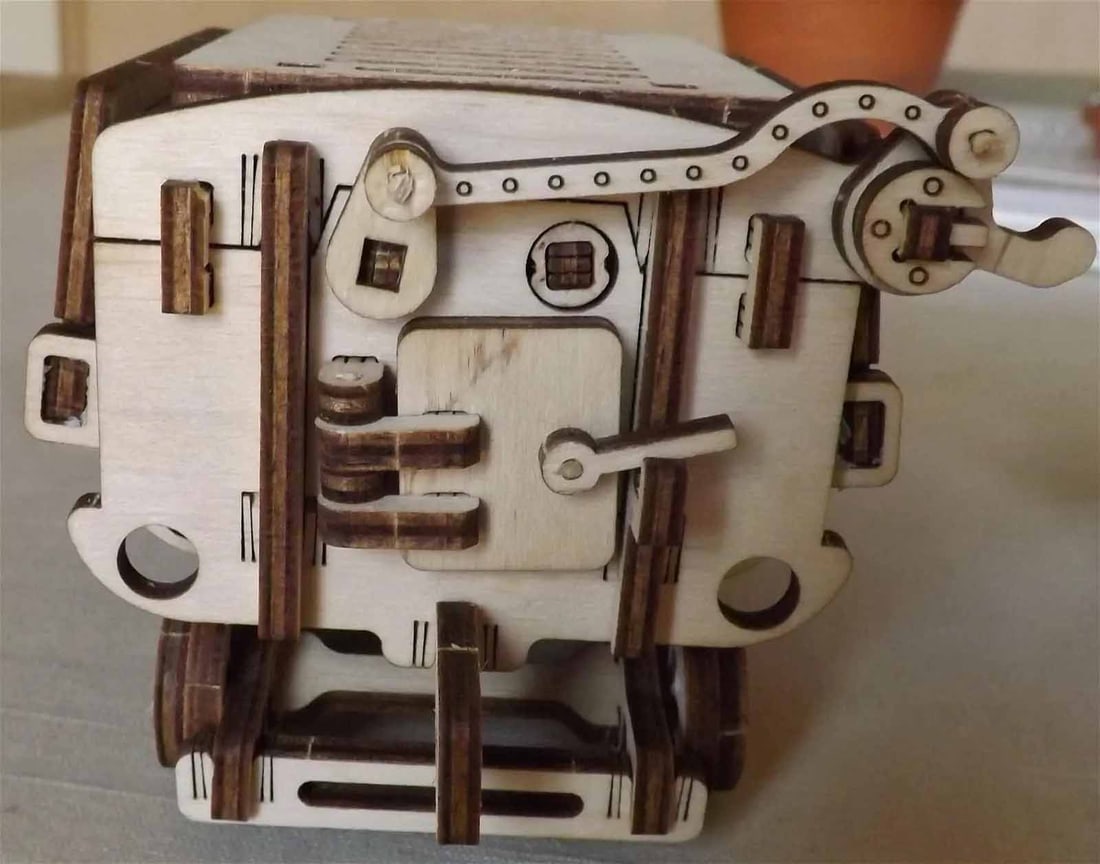 One of a kind windup locomotive, with track, c10,. - 7