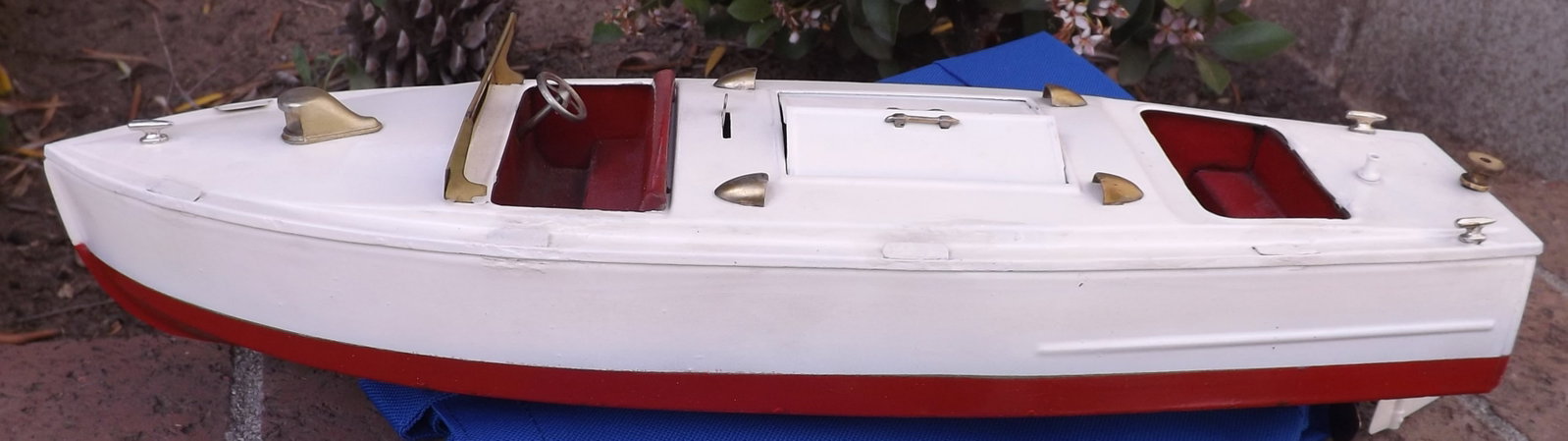Late 1950's , 18" Lionel Craft Speedboat, like new,clockwork motor,complex cam driven rudder steers - 3