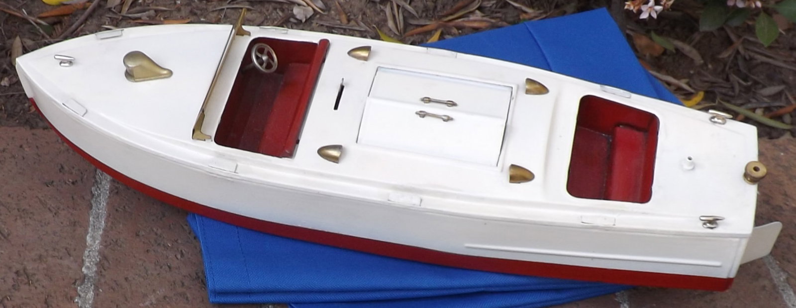 Late 1950's , 18" Lionel Craft Speedboat, like new,clockwork motor,complex cam driven rudder steers - 4