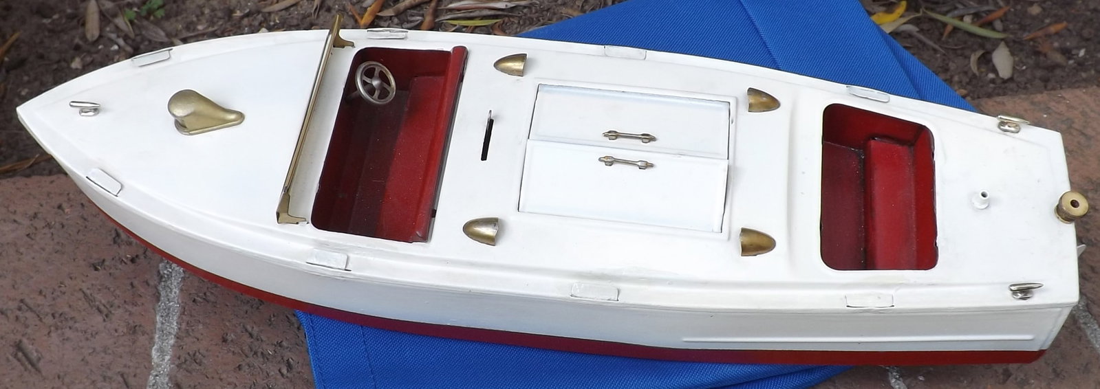 Late 1950's , 18" Lionel Craft Speedboat, like new,clockwork motor,complex cam driven rudder steers - 5