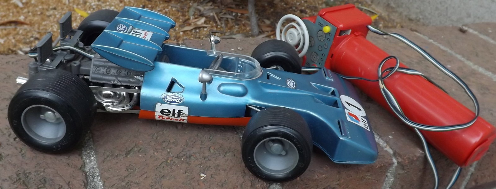 Schuco Tyrrell Ford Formula 1 (made in Germany) BO, forward /reverse, remote steering,c8. - 3