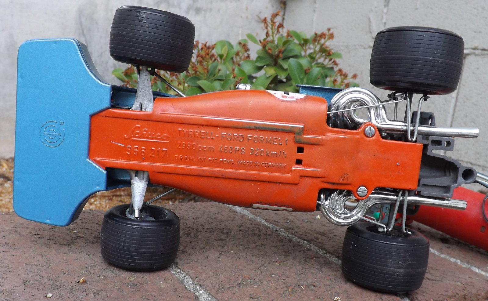 Schuco Tyrrell Ford Formula 1 (made in Germany) BO, forward /reverse, remote steering,c8. - 5