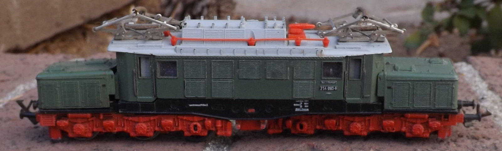 Made in Germany "Krokodil" electric locomotive, raising pantographs, TT scale , c10.: Made in Germany "Krokodil" electric locomotive, raising pantographs, TT scale , c10. Reserve: $127.00 Shipping: Domestic: Flat rate of $15.00 to anywhere within the contiguous U.S. International: