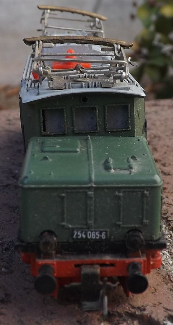 Made in Germany "Krokodil" electric locomotive, raising pantographs, TT scale , c10. - 4