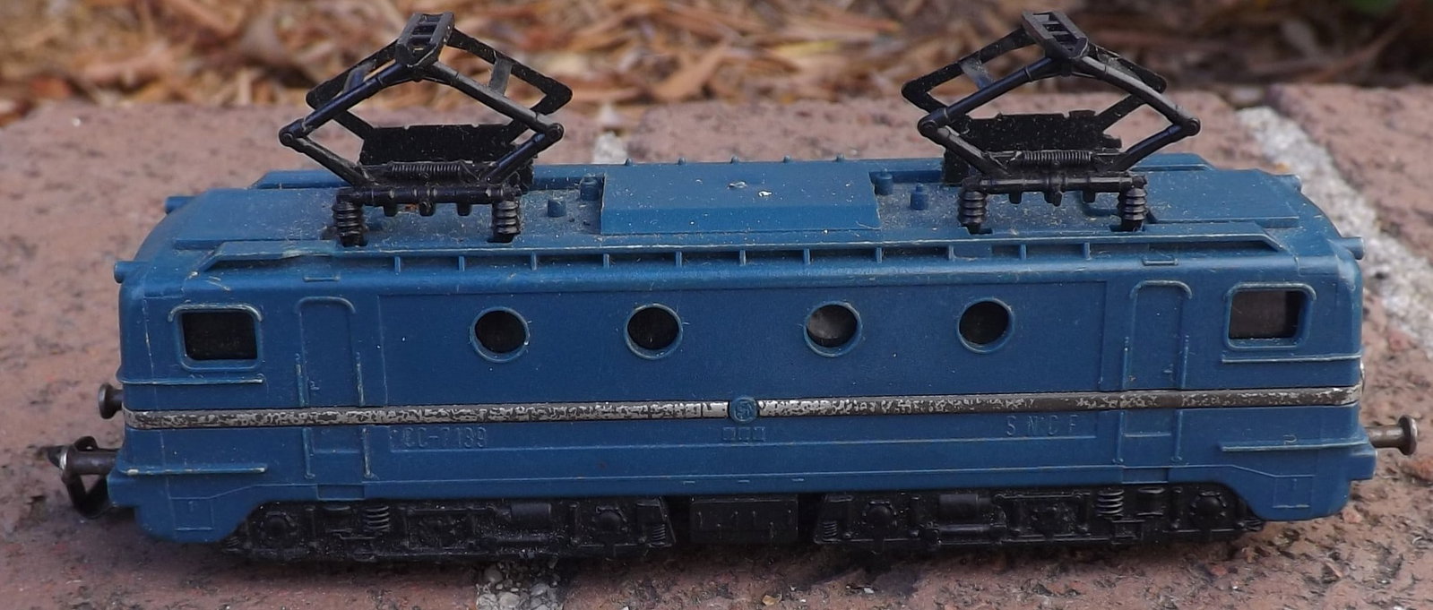 Made in Germany electric locomotive , fixed pantographs,TT scale , c10.: Made in Germany electric locomotive , fixed pantographs,TT scale , c10. Reserve: $39.00 Shipping: Domestic: Flat rate of $12.00 to anywhere within the contiguous U.S. International: Flate rate of