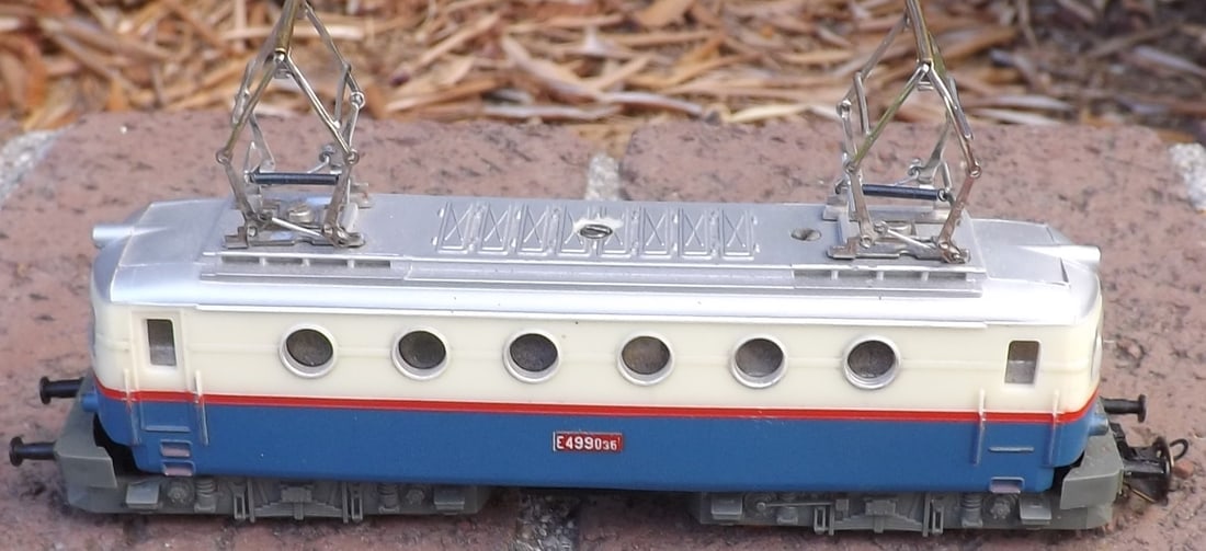 Made in Germany electric locomotive , raising pantographs,TT scale , c10.: Made in Germany electric locomotive , raising pantographs,TT scale , c10. Reserve: $103.00 Shipping: Domestic: Flat rate of $15.00 to anywhere within the contiguous U.S. International: Flate rate of $
