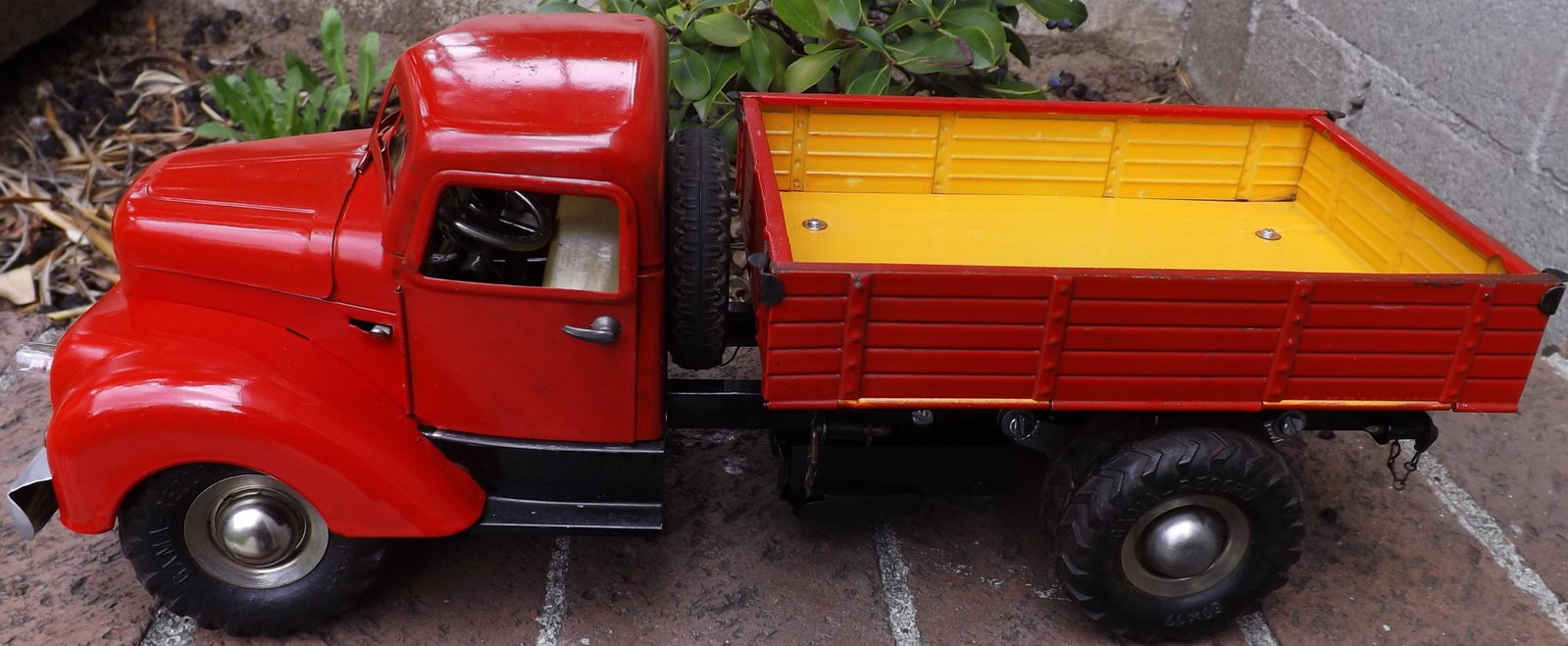 Gama 501 tipper truck (Made in Germany), windup motor with neutral, forward, reversse, true (1 of 11)