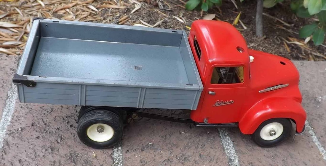 Schuco dump truck 6070 (Made in Germany), electric motor activates either rear wheels or the tipping - 3