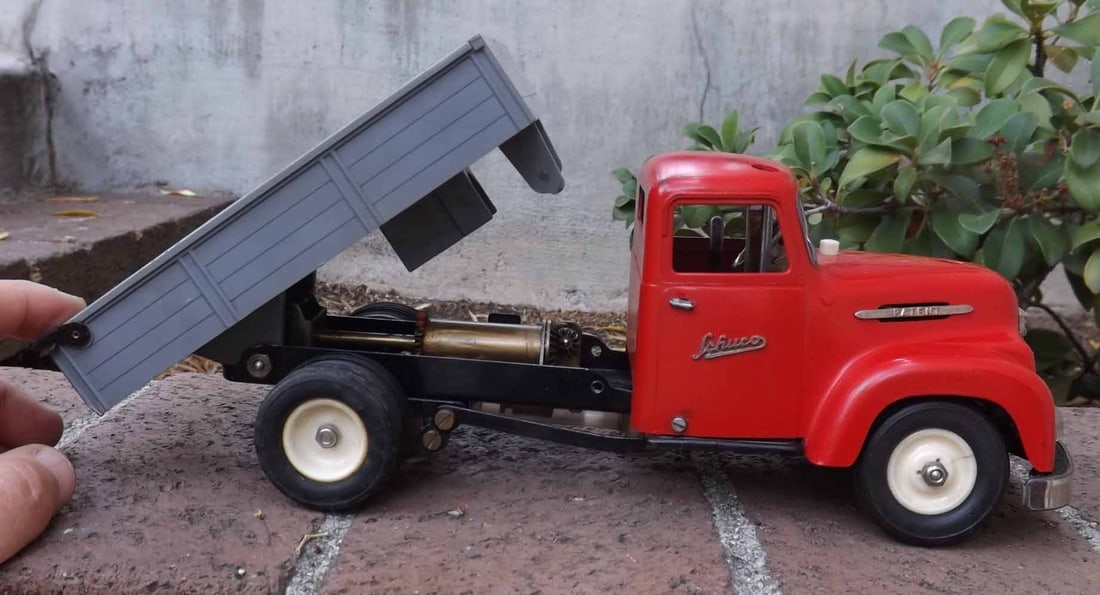 Schuco dump truck 6070 (Made in Germany), electric motor activates either rear wheels or the tipping - 4