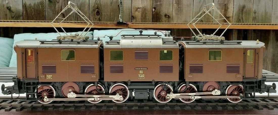 Marklin 5516 Scale E91 Electric Locomotive features 6 axles powered by means of 2 motors and side: Marklin 5516 Scale E91 Electric Locomotive features 6 axles powered by means of 2 motors and side rods, and 4 traction tires.The Doors can be opened.The diaphragms made of real leather.Also featured