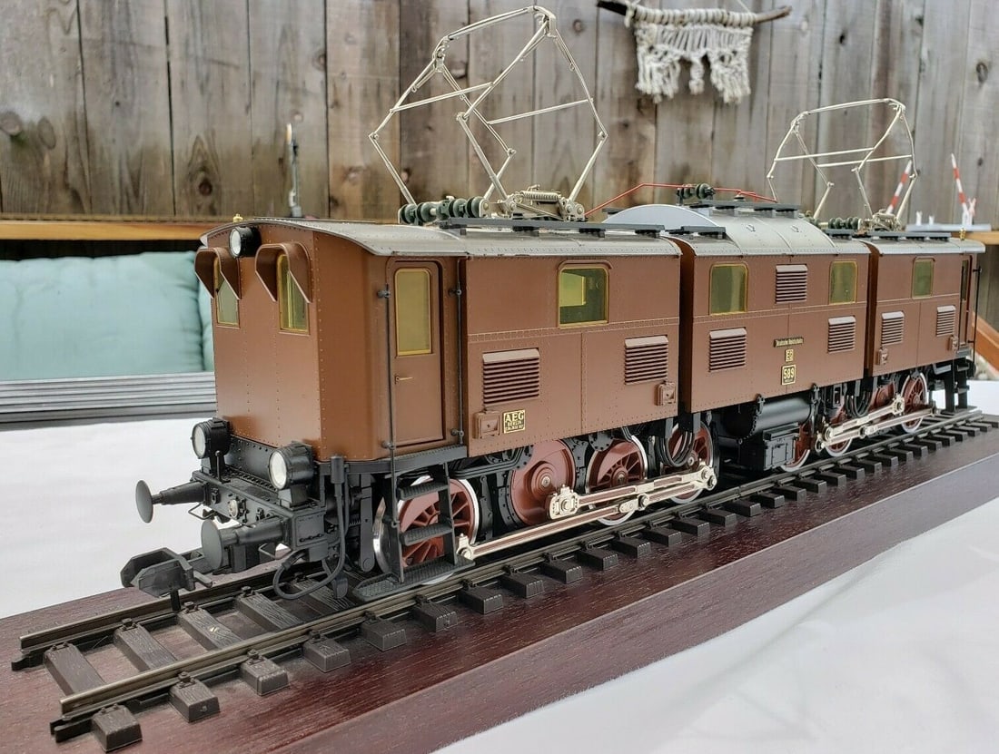 Marklin 5516 Scale E91 Electric Locomotive features 6 axles powered by means of 2 motors and side - 3