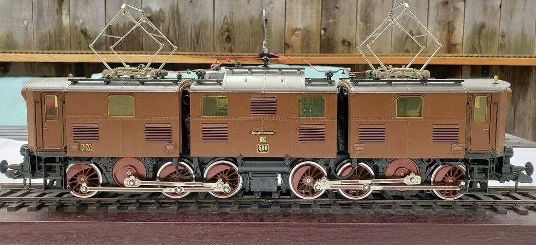 Marklin 5516 Scale E91 Electric Locomotive features 6 axles powered by means of 2 motors and side - 4