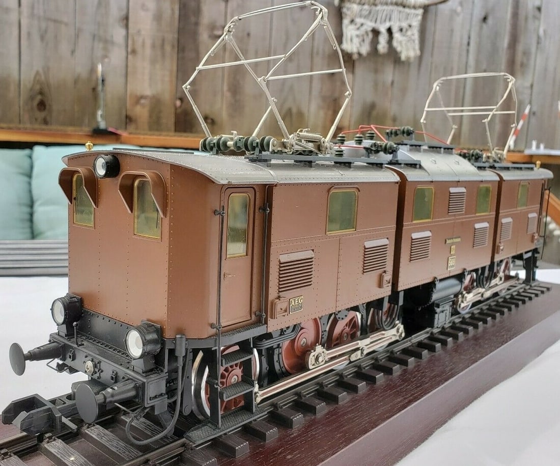 Marklin 5516 Scale E91 Electric Locomotive features 6 axles powered by means of 2 motors and side - 5