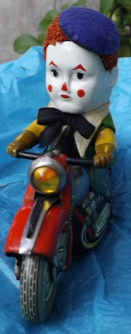 Motorcycle with clown, Schuco 1007, windup , c9.: Motorcycle with clown, Schuco 1007, windup , c9. Reserve: $479.00 Shipping: Domestic: Flat rate of $25.00 to anywhere within the contiguous U.S. International: Flate rate of $51.00 . International shi