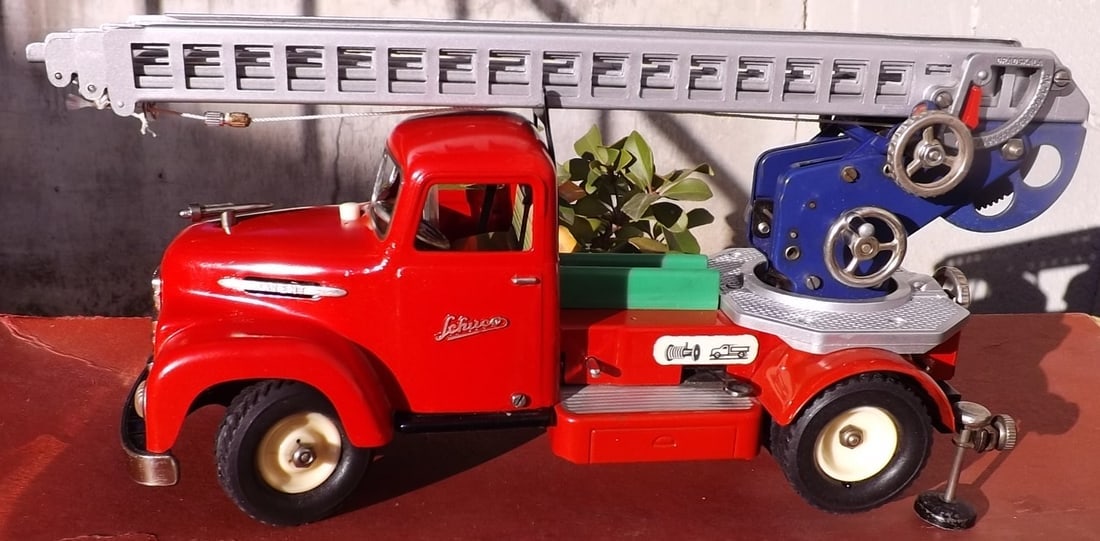 Schuco fire engine 6080 (Made in Germany 1960), battery operated, the rarer version with windup - 3