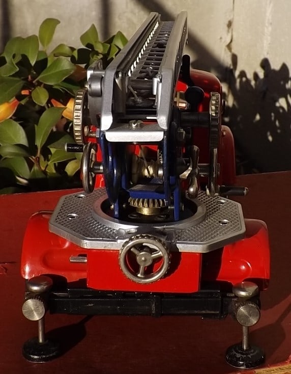 Schuco fire engine 6080 (Made in Germany 1960), battery operated, the rarer version with windup - 4