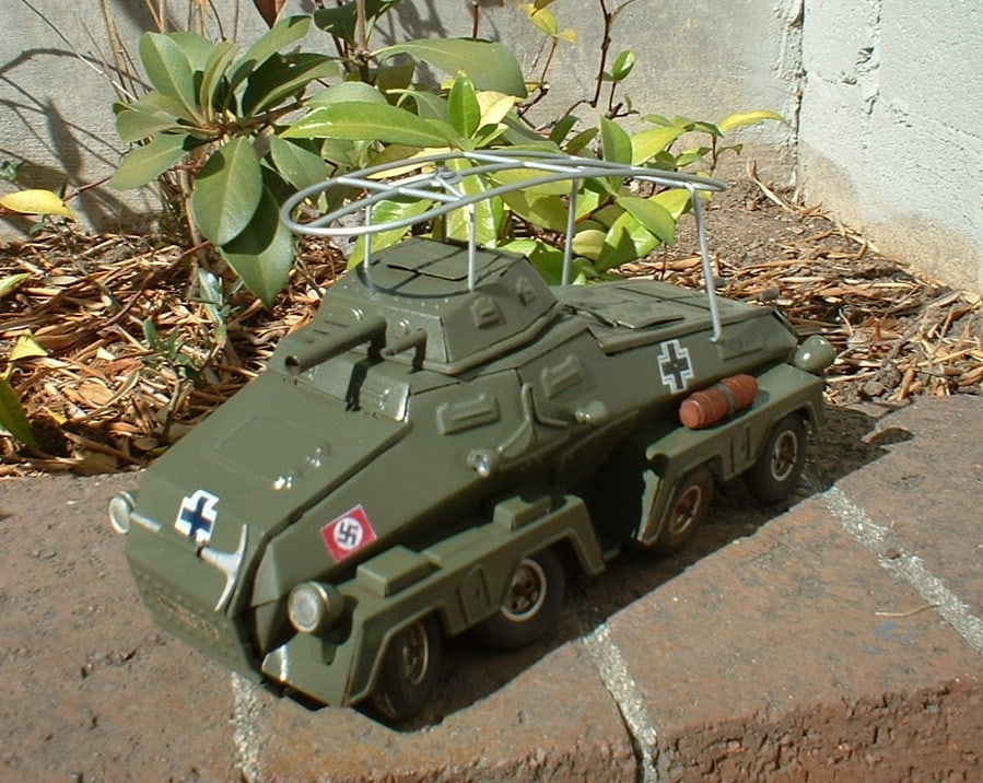 Tippco WH-196 "Panzerspahwagen" , 8 wheels, windup, forward/rear control and brake, c9.5.Two hatches (1 of 6)
