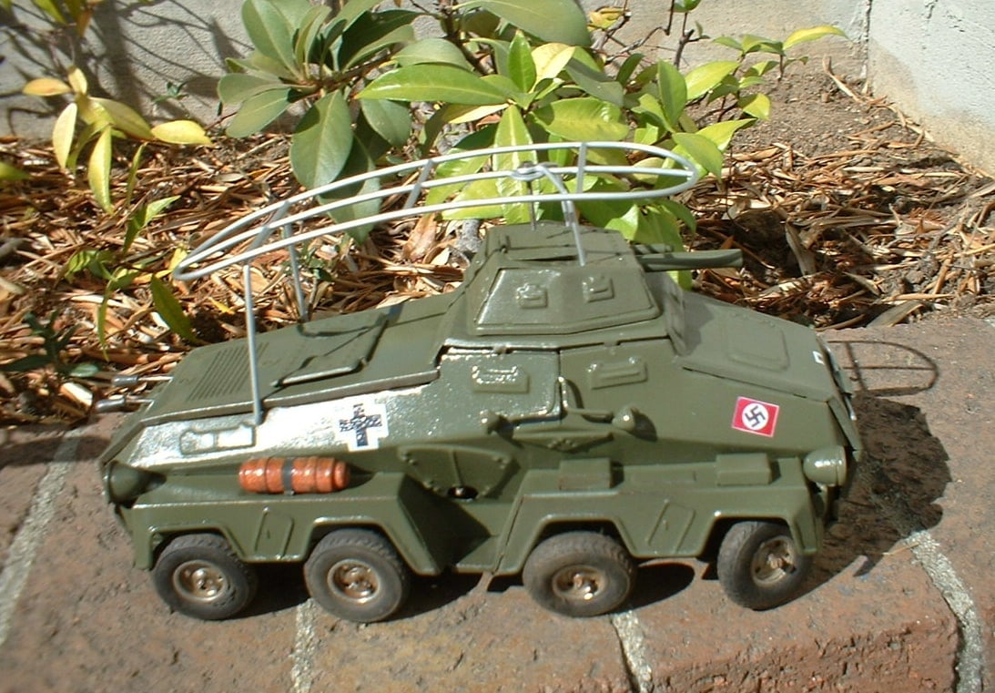 Tippco WH-196 "Panzerspahwagen" , 8 wheels, windup, forward/rear control and brake, c9.5.Two hatches - 3