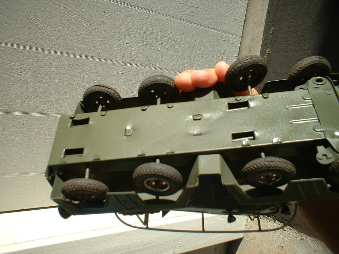 Tippco WH-196 "Panzerspahwagen" , 8 wheels, windup, forward/rear control and brake, c9.5.Two hatches - 5
