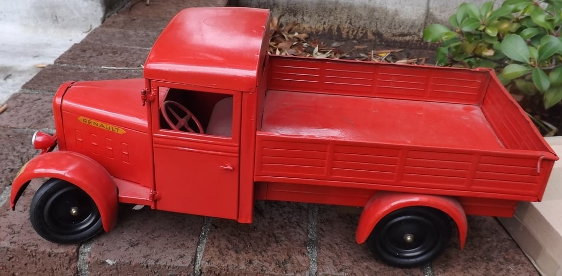 CIJ Renault "Camionage" windup truck, rack and pinion steering , Made in France 1930's, c9.: CIJ Renault "Camionage" windup truck, rack and pinion steering , Made in France 1930's, c9. Reserve: $1,279.00 Shipping: Domestic: Flat rate of $35.00 to anywhere within the contiguous U.S.