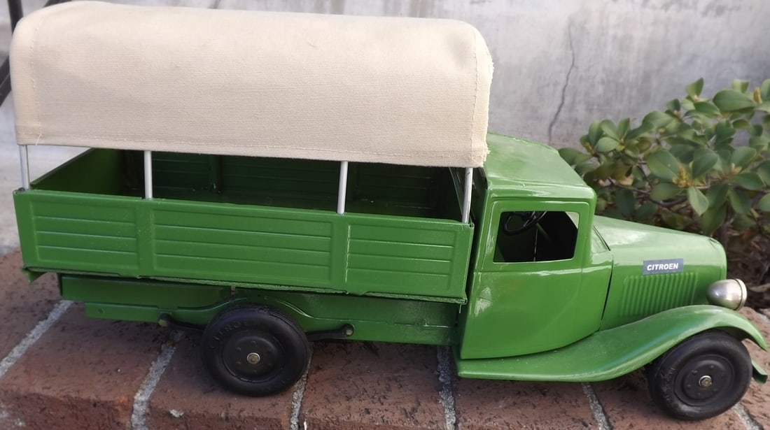 Jouets Citroen windup truck, rack and pinion steering , Made in France 1930's, restored to c9. - 4