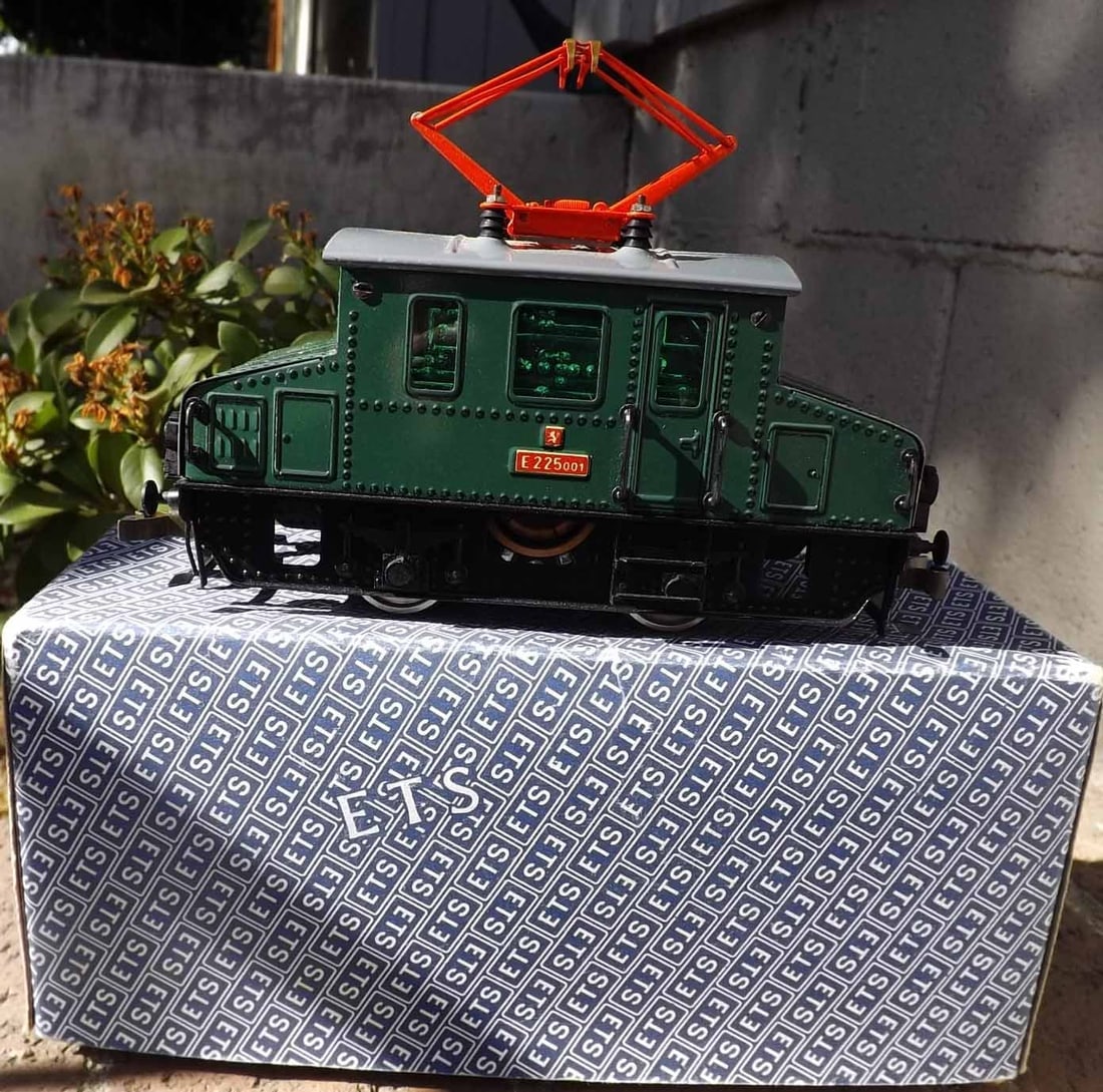 ETS 255 (Czech Republic) tinplate electric locomotive, de luxe version with sound module, two rail (1 of 5)