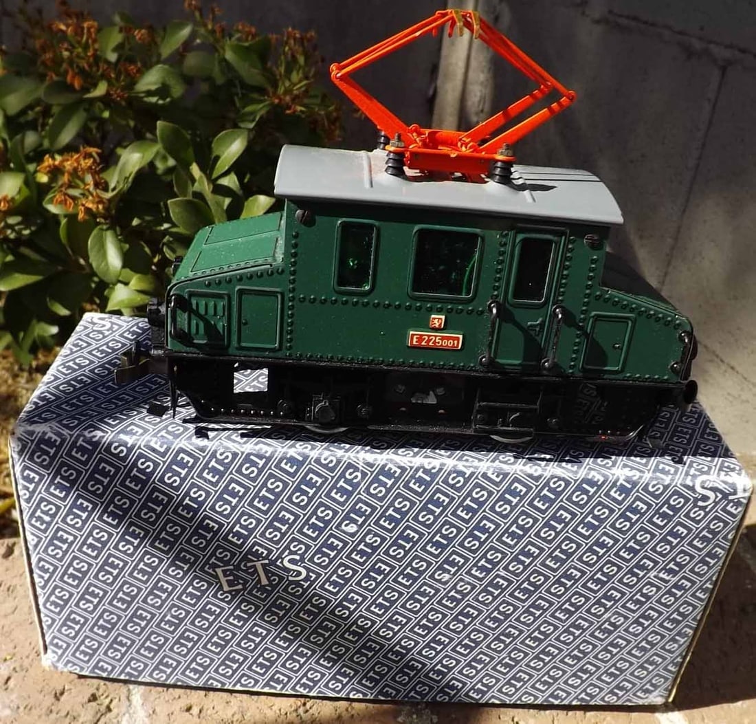 ETS 255 (Czech Republic) tinplate electric locomotive, de luxe version with sound module, two rail - 3