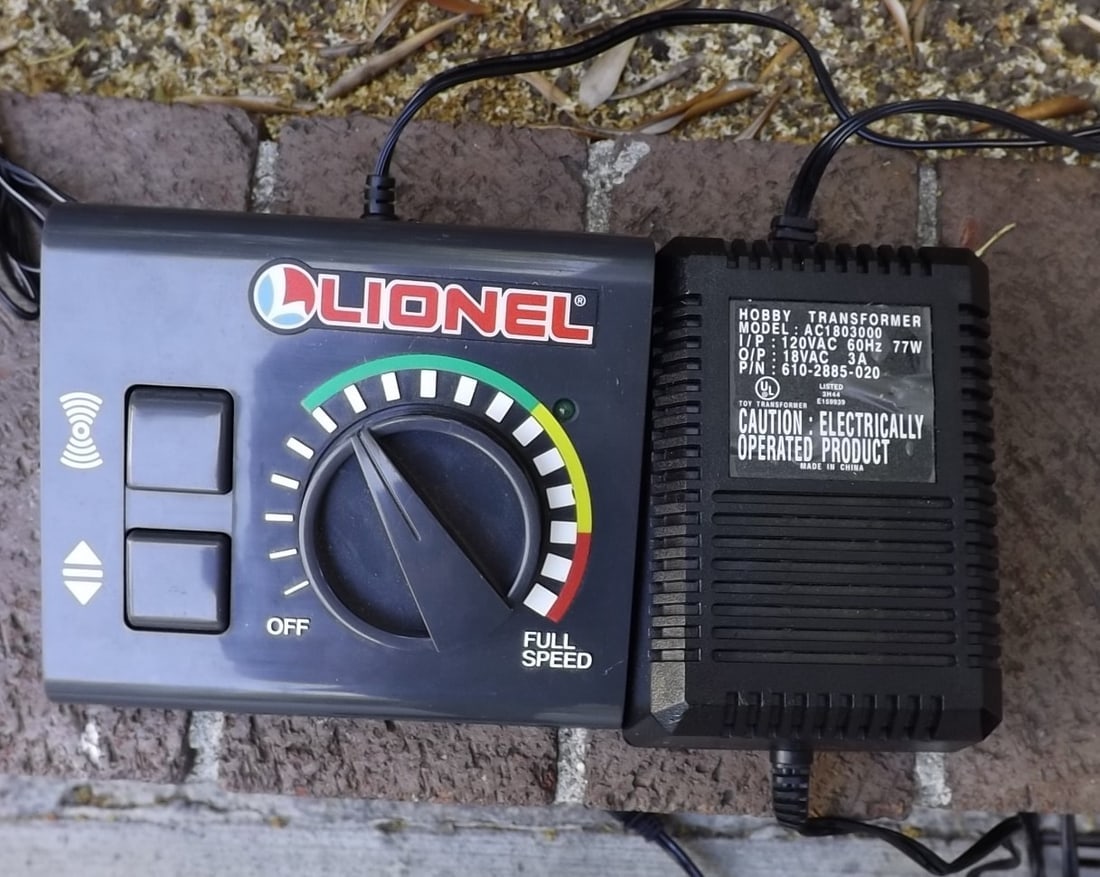 Lionel train controller. (1 of 1)