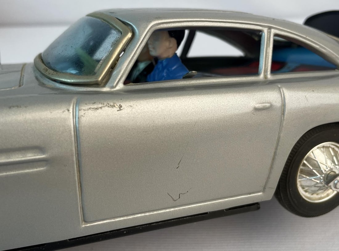 A.C.Gilbert James Bond Aston Martin DB5 (Made in Japan), the guns come out from the front ,battery - 6