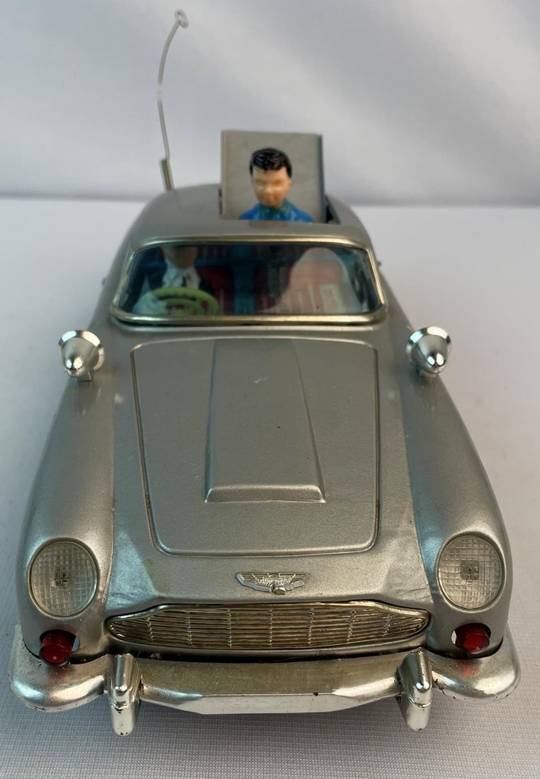 A.C.Gilbert James Bond Aston Martin DB5 (Made in Japan), the guns come out from the front ,battery - 2