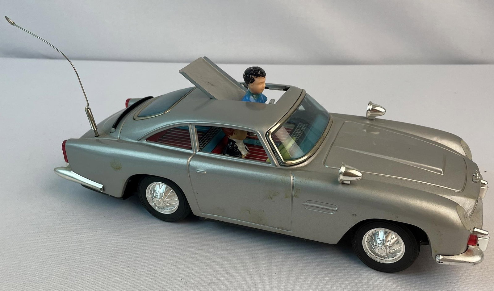 A.C.Gilbert James Bond Aston Martin DB5 (Made in Japan), the guns come out from the front ,battery - 3