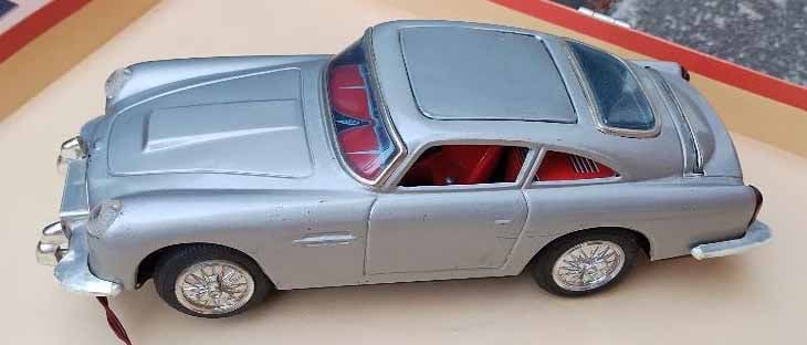 Aoshin James Bond Aston Martin DB5 (Made in Japan), the guns come out from the front ,battery: Aoshin James Bond Aston Martin DB5 (Made in Japan), the guns come out from the front ,battery operated, with "rat tat tat" sound and flickering fire, the "bad guy" gets ejected from his seat through t