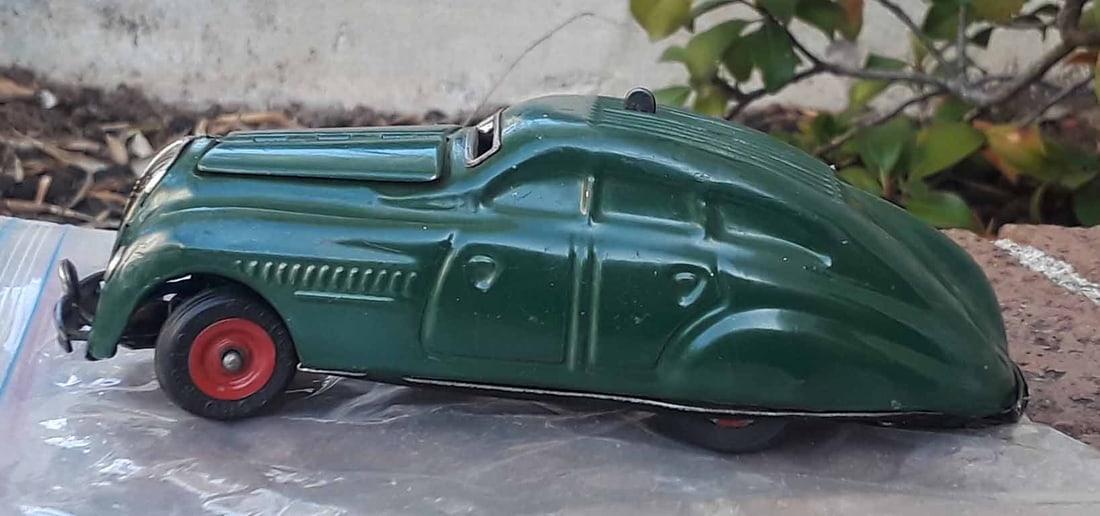 Schuco "Kommando Anno 2000" (made in Germany only 3 years, between 1938 and 1941), c10, the car: Schuco "Kommando Anno 2000" (made in Germany only 3 years, between 1938 and 1941), c10, the car starts and/or stops by brushing the top switch or by blowing into the membrane visible thru the top gril
