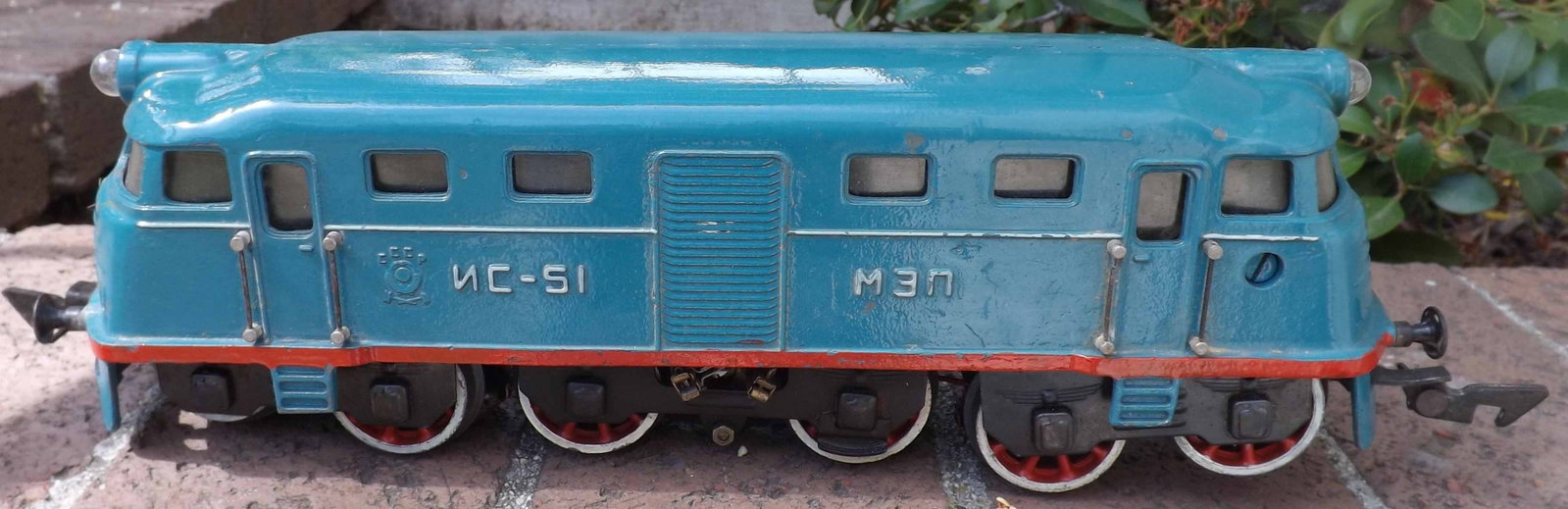 Soviet era Moskabel "Iosif Stalin 1951" locomotive, O Scale, made of Zamac, very heavy, has a huge: Soviet era Moskabel "Iosif Stalin 1951" locomotive, O Scale, made of Zamac, very heavy, has a huge AC motor, bidirectional light, 3 rail AC, c8, This is the much rarer version dating from 1951 when