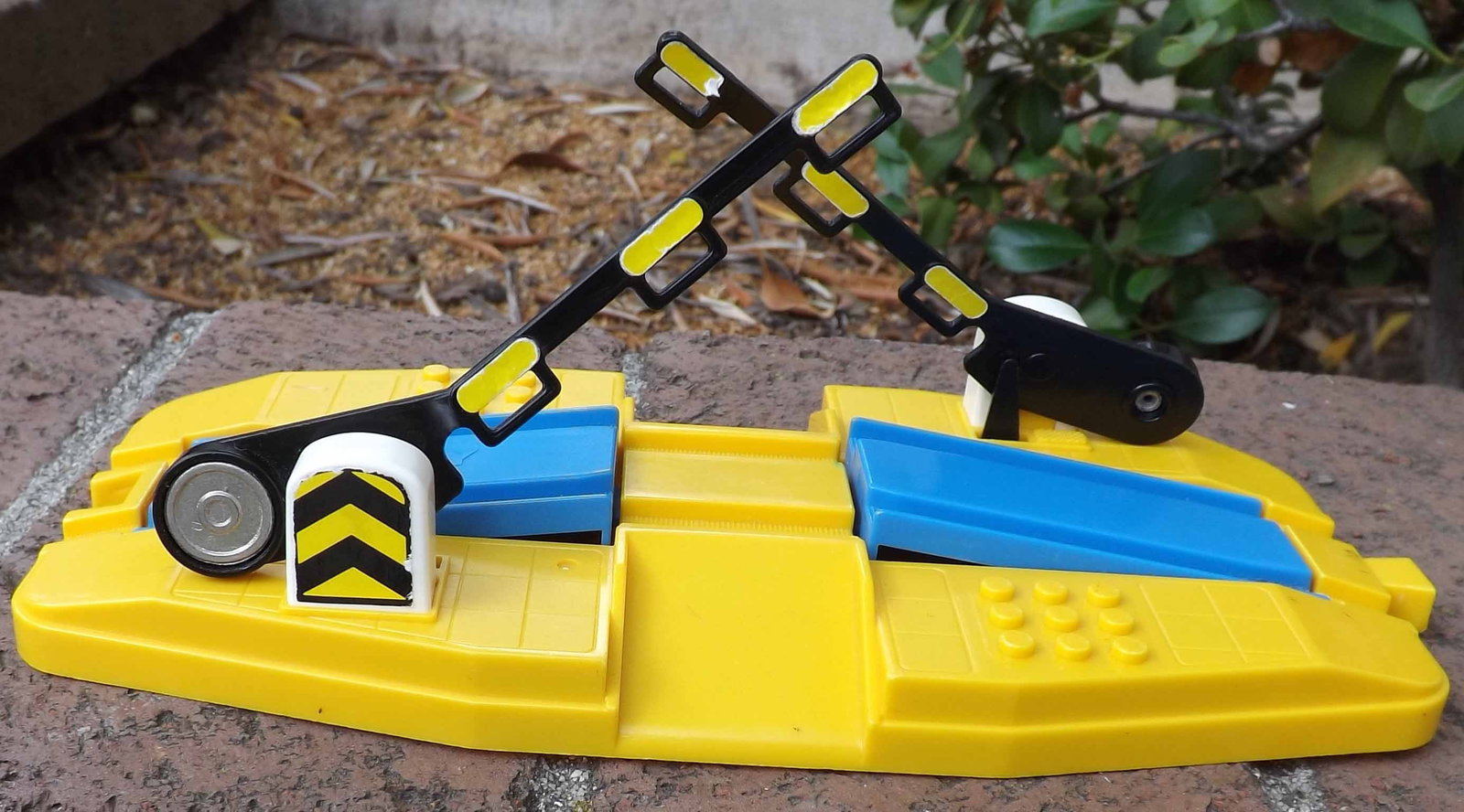 Tomy railway crossing, 8 inch (approx scale HO), made of plastic, gates close when a train passes (1 of 1)