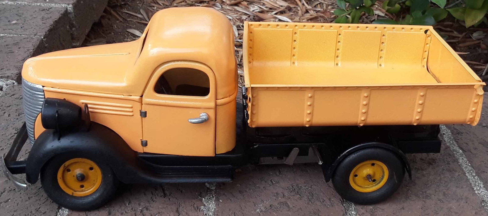 VeBe dump truck with original driver (Made in France cca 1950), c9. (1 of 7)