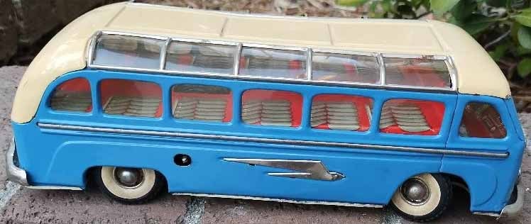 Tippco (made in Germany) "Reisebus" ("Sightseeing" bus), windup motor with separate brake and: Tippco (made in Germany) "Reisebus" ("Sightseeing" bus), windup motor with separate brake and reverse controls, the rarer version with perfect lithographed baseplate c9.5 . Reserve: $316.00 Shipping:
