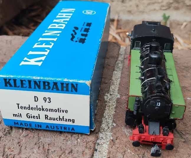 Kleinbahn HO scale tank locomotive D93 (made in Austria),with miniarure mechanic and fireman, c10 . - 2