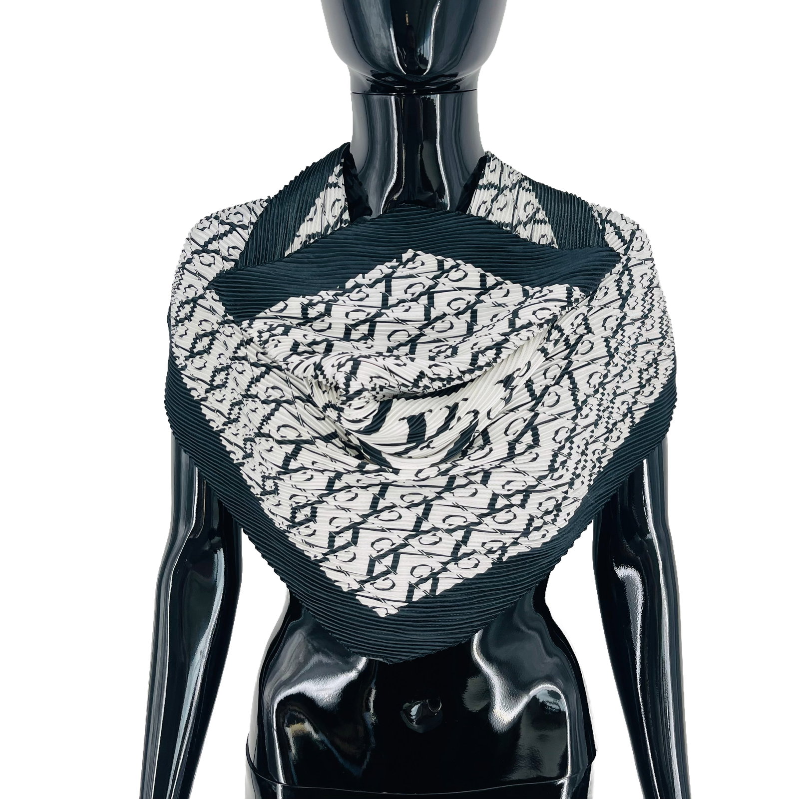 Calvin Klein White & Black Monogram Stretch 100% Silk Scarf: Title: Calvin Klein White & Black Monogram Stretch 100% Silk Scarf Brand:Calvin Klein Date/Period: Modern Materials:100% Silk Size:One Size Description:Calvin Klein White & Black Monogram Stretch