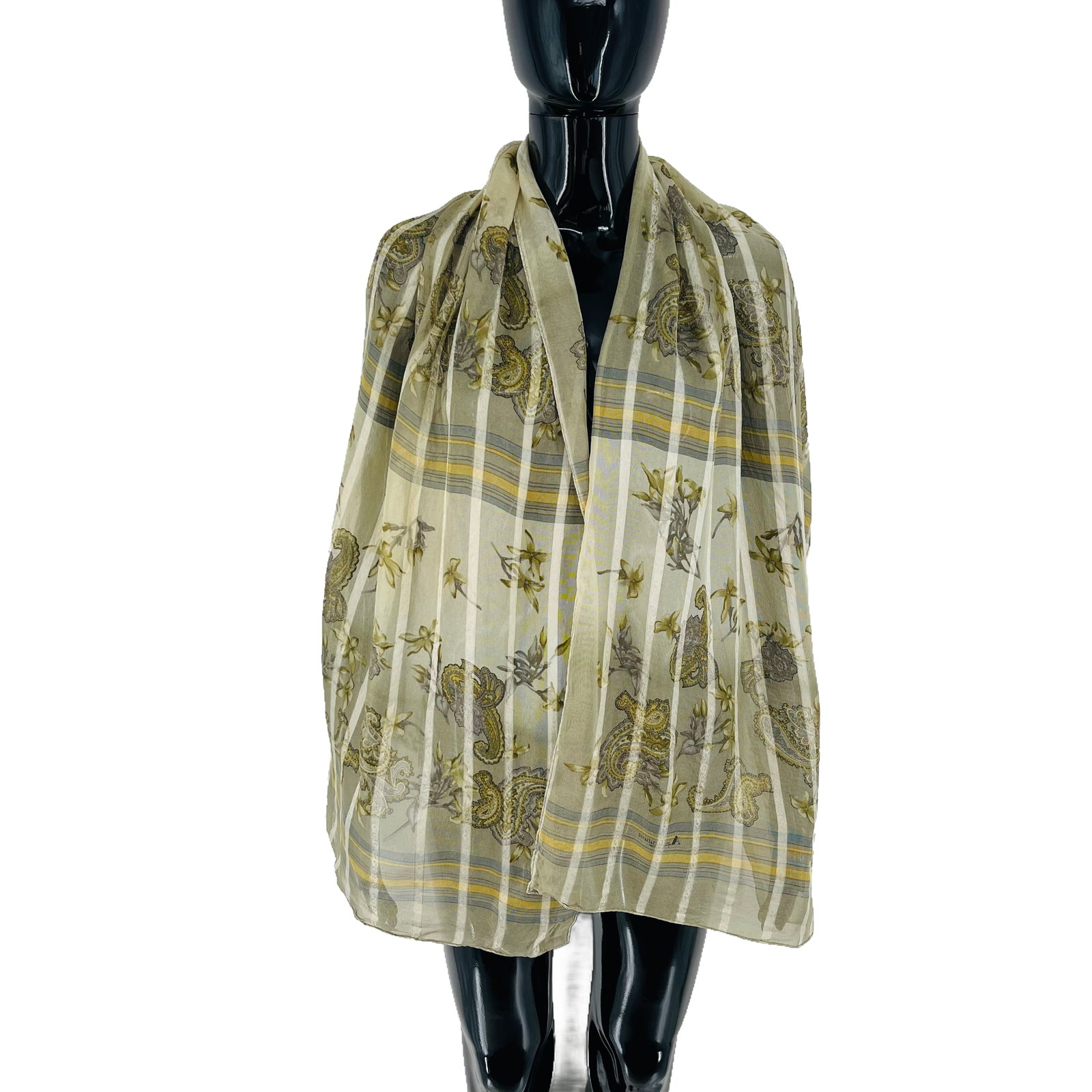 Aquascutum Green Floral 100% Silk Scarf: Title: Aquascutum Green Floral 100% Silk Scarf Brand:Aquascutum Date/Period: Modern Materials:100% Silk Size:One Size Description:Aquascutum Green Floral 100% Silk Scarf Reserve: $40.00 Shipping: Dome