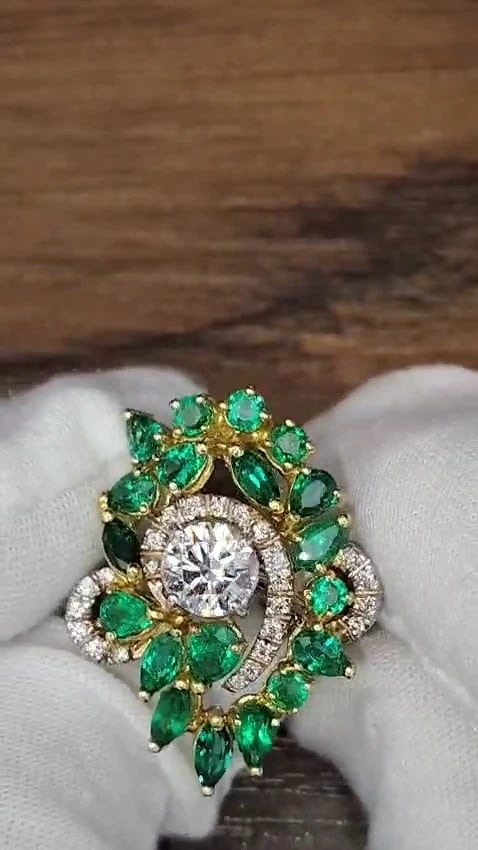 GIA certified 4.06ct. Emerald & Diamonds Cocktail Cluster ring 18kt *v - 2