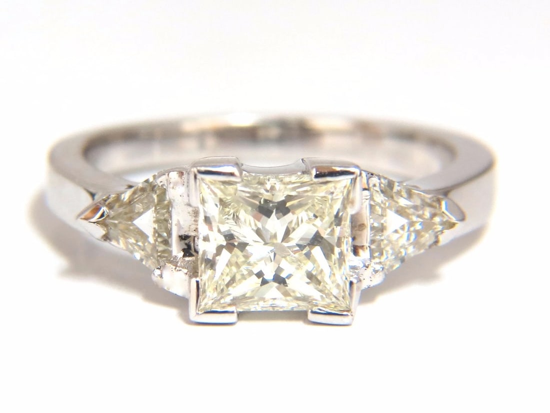 1.63ct Natural Princess cut diamond ring 14kt. Trilliants** - 2