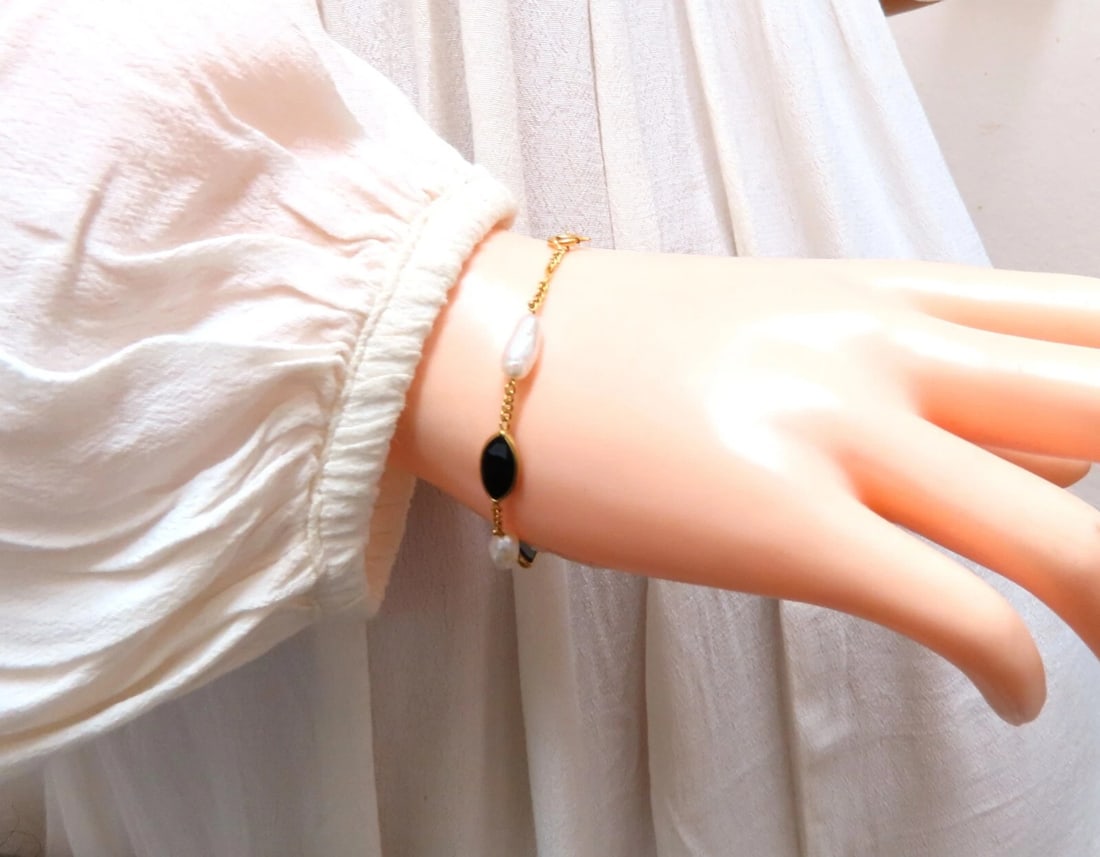 Fresh water pearls onyx bracelet 14kt gold** - 3