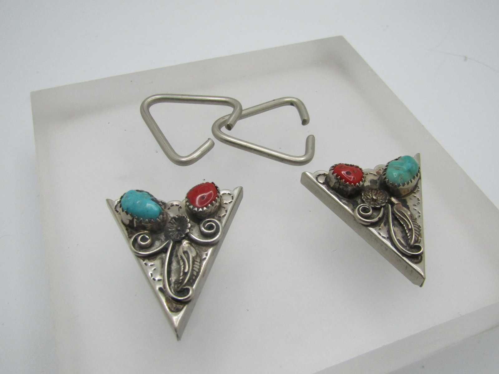 Vintage Southwestern Turquoise & Coral Color Tips/Points, 1970's: Vintage Southwestern Turquoise & Coral Color Tips/Points, 1970's. These are appx. 1.5" down theleft and right side nad 1.25" at the opening with a scalloped edge. They have a sawatooth bezel-set turqu