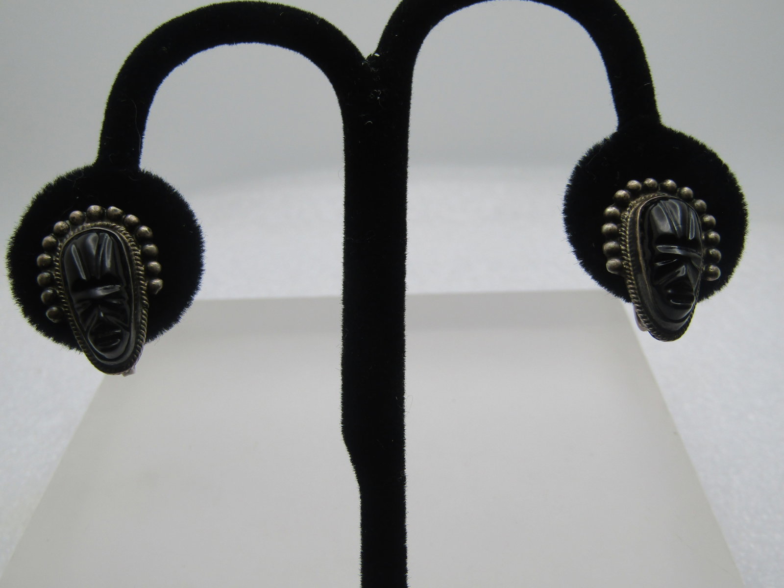 Vintage Sterling Mexico Carved Onyx Mask Earrings, Screwback, 1960's-1970's: Vintage Sterling Mexico Carved Onyx Mask Earrings, Screwback, 1960's-1970's, they are appx. 7/8" tall and 5/8" wide. They have a bezel-set black onyx carved mask with a beaded headdress on top and rop