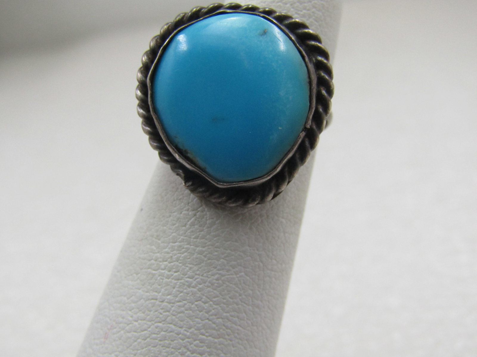 Vintage Sterling Southwestern Turquoise Ring, Sz. 4: Vintage Sterling Southwestern Turquoise Ring, Sz. 4, appx. weight is 3gr. Not signed or marked, tested and tests as sterling. The stone is bezel-set and appx. 16mm by 14.5mm. Rope accent around the ed