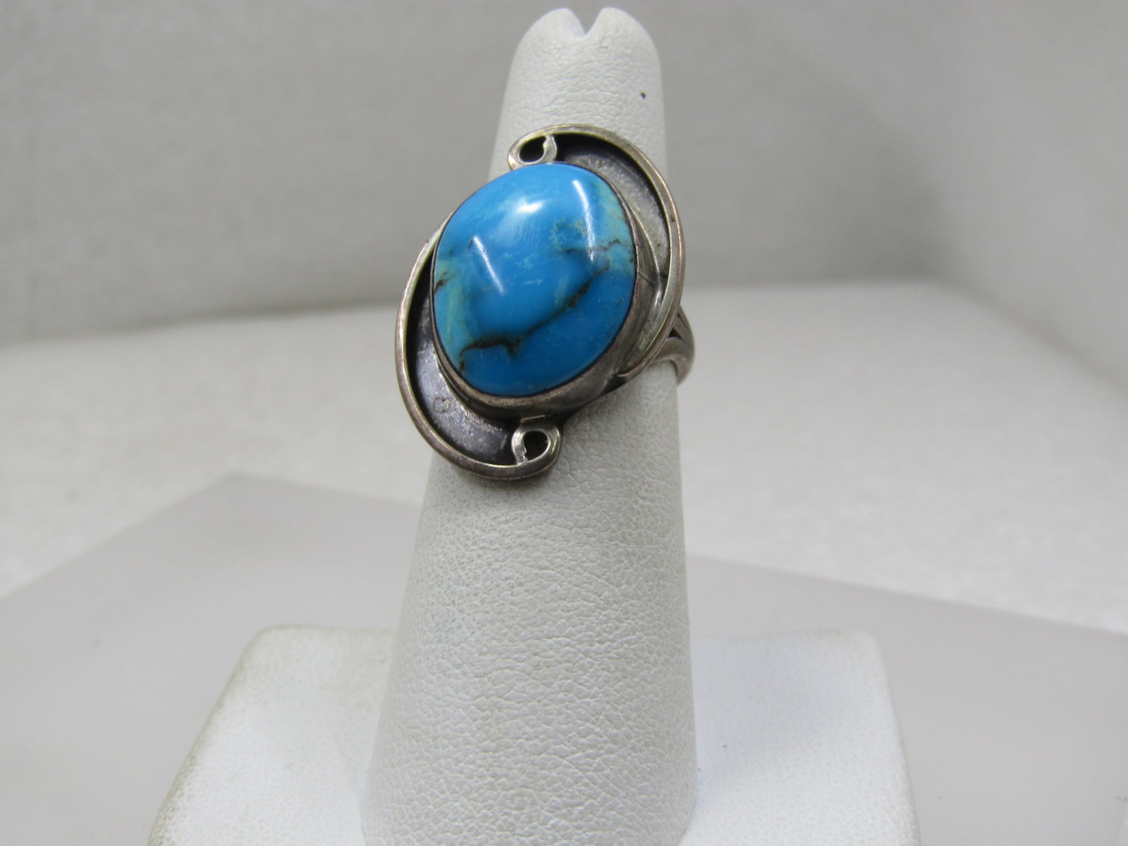 Vintage Sterling Turquiose Blue Southwestern ring, Sz. 5.5: Vintage Sterling Turquiose Blue Southwestern ring, Sz. 5.5. This is a southwestern design with an appx. 18mm by 14mm oval stone that looks like turquoise. it is very smooth and could be another stone 