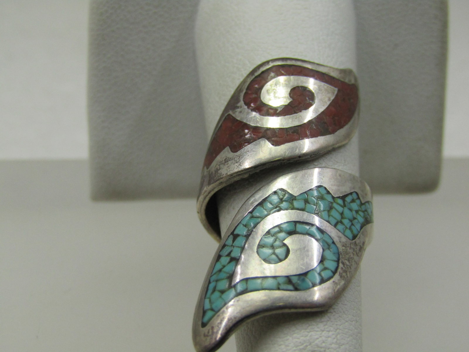 Vintage Sterling Southwestern Turquoise Coral Chip Bypass Ring, Sz. 6.5: Vintage Sterling Southwestern Turquoise Coral Chip Bypass Ring, Sz. 6.5, Signed with a B. This has inlaid turquoise and coral chips in the pointed bypass design over the top of the finger. The ring is