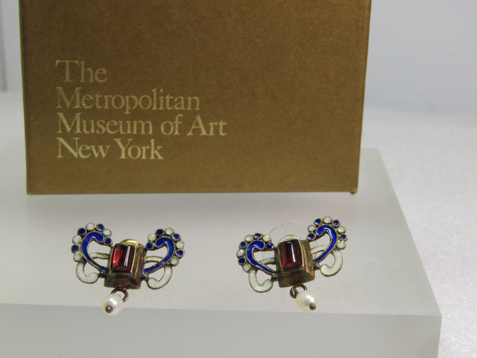 Vintage Garnet & Pearl Earrings Metropolitan Museum of Art NY, 24kt G.E.P, 1990's: Vintage Garnet & Pearl Earrings Metropolitan Museum of Art NY, Sterling and 24kt G.E.P, 1990's is estimated age. These have curved blue and white enameled and scrolled weing-like accents on the mid