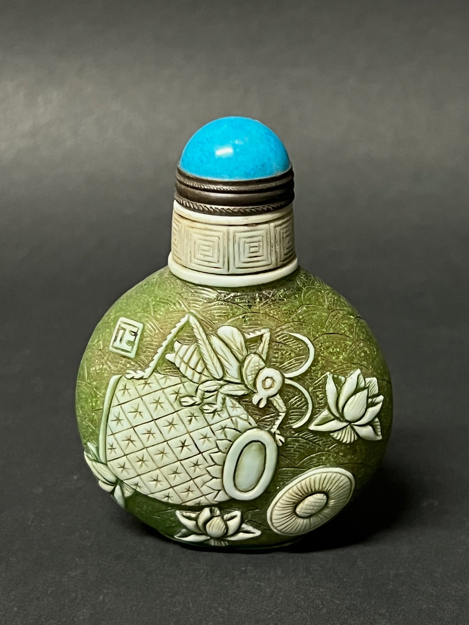 Chinese Art Peking Glass Snuff Bottle: Title: Chinese Art Peking Glass Snuff Bottle Description: Chinese Art Peking Glass Snuff Bottle Date/Period: Late 20th Century Materials: Peking Glass Size: 2.5" h x 2" w Reserve: $80.00 Shipping: